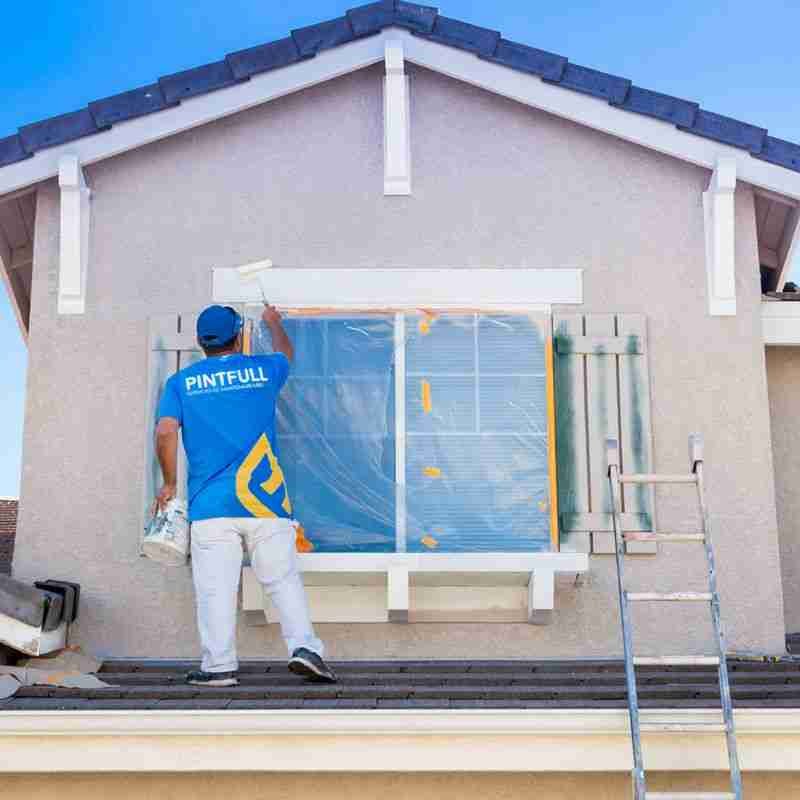Pintura exterior de fachadas en Barranquilla con materiales resistentes al sol, humedad y viento. Solicita tu cotización sin costo y protege y renueva fachadas con pinturas resistentes al clima de Barranquilla.