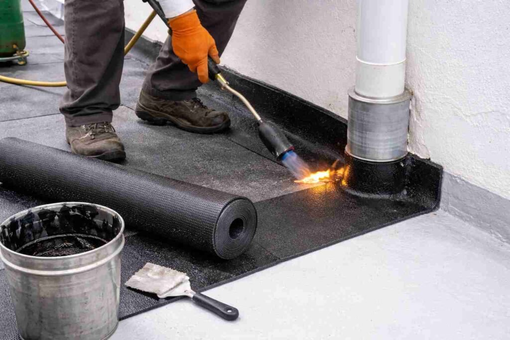 Instalación de manto asfáltico en punto crítico de techo en Barranquilla