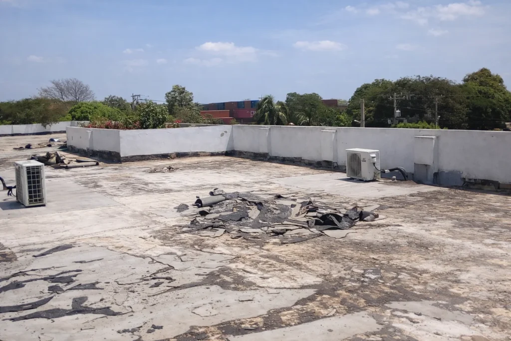 Diagnóstico: encharcamiento y desagües sin rejillas en cubierta de entidad gubernamental en Soledad