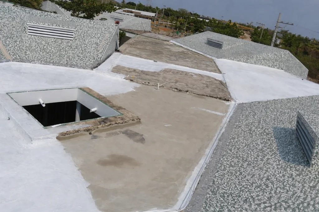 Proceso: aplicación de impermeabilizante acrílico con tela de poliéster en cubierta de losa liviana en Atlántico