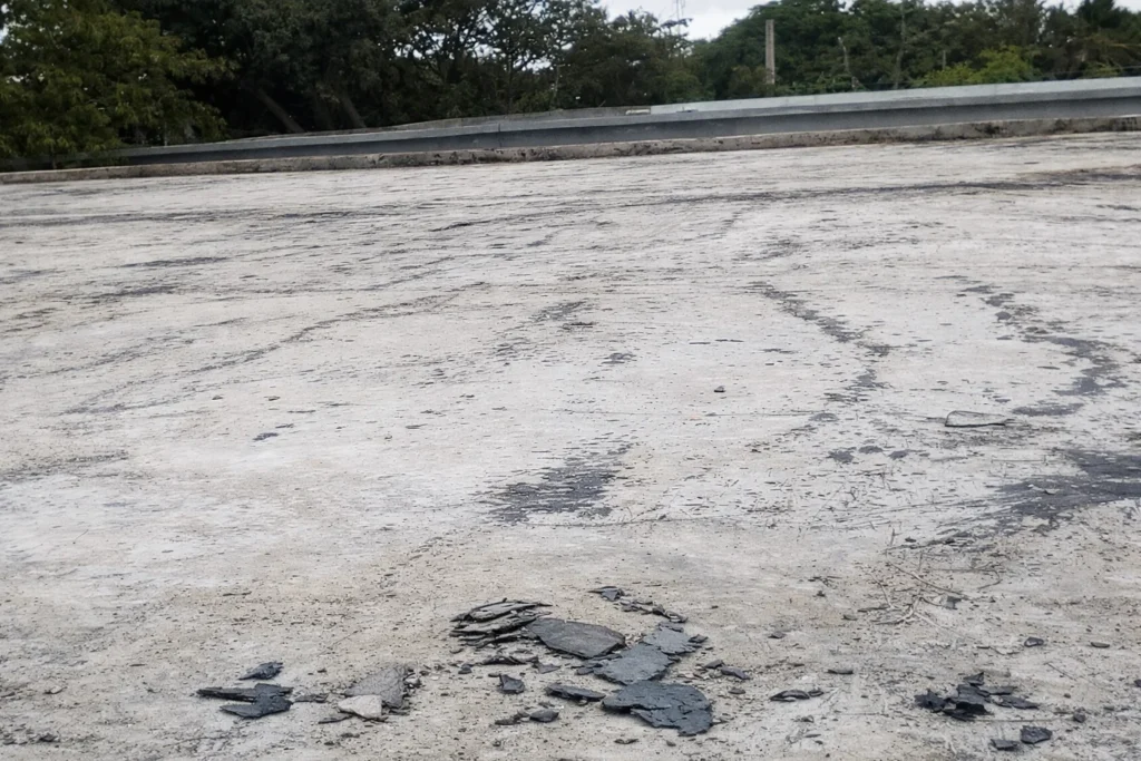 Antes: manto asfáltico cristalizado y roto con empozamientos en cubierta de losa en Soledad, Atlántico