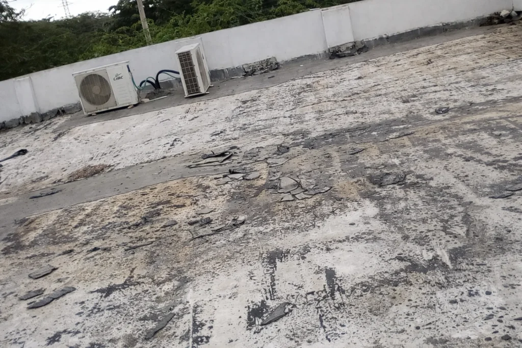 Antes: manto asfáltico cristalizado y roto con empozamientos en cubierta de losa en Soledad, Atlántico