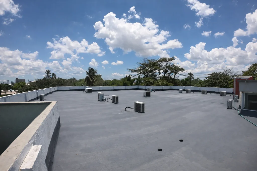 Después: acabado uniforme de impermeabilización acrílica reforzada con tela en cubierta de entidad gubernamental en Soledad, Atlántico