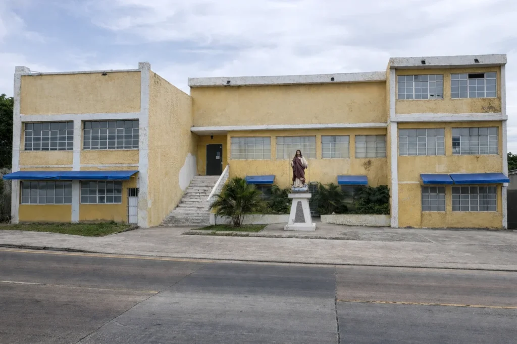 Antes: fachada con pintura desgastada y humedad visible en IPS en Barranquilla