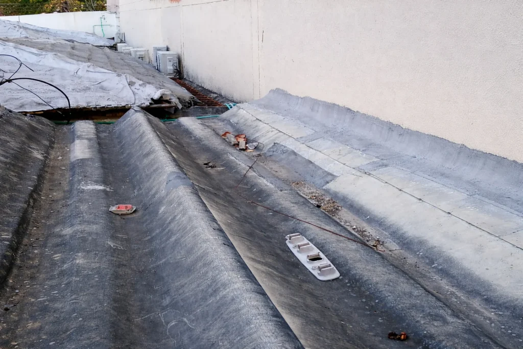 Caso de éxito: Reparación de filtraciones en techos — Seguridad Atlas en Barranquilla (oficina/local) 3 Antes: techo con descolgamiento parcial y filtraciones activas en oficina de Seguridad Atlas en Barranquilla