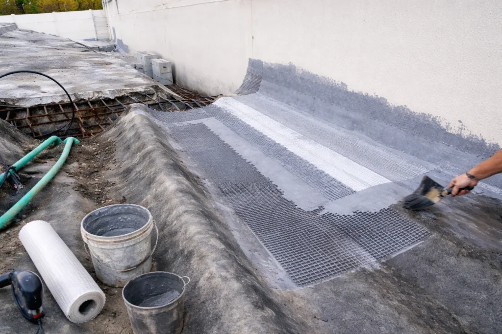 Caso de éxito: Reparación de filtraciones en techos — Seguridad Atlas en Barranquilla (oficina/local) 6 Proceso: reparación estructural y aplicación de impermeabilización con refuerzos en cubierta de tejas en Barranquilla