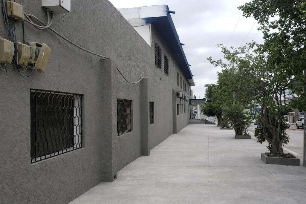 Después: fachada renovada con acabado uniforme y resistente en IPS en Barranquilla