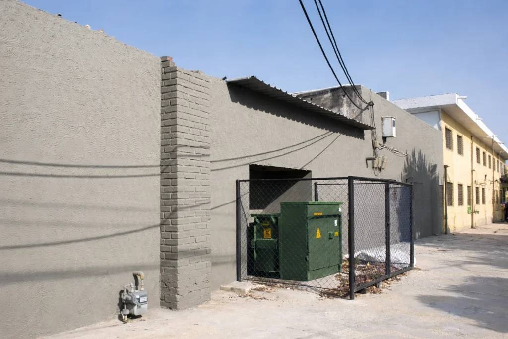 Después: fachada renovada con acabado uniforme y resistente en IPS en Barranquilla