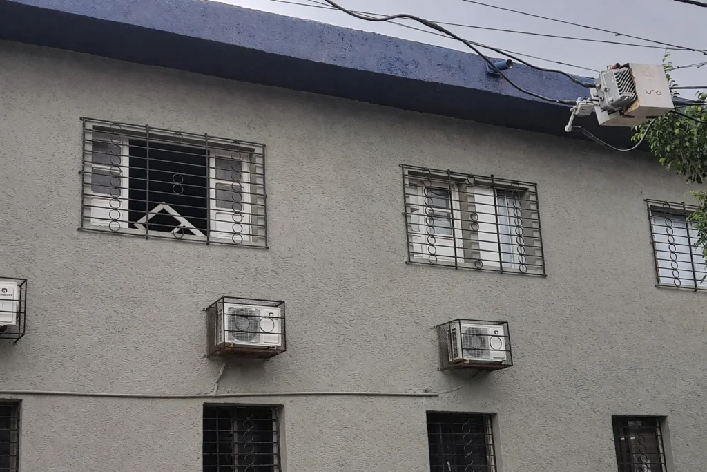 Después: fachada renovada con acabado uniforme y resistente en IPS en Barranquilla