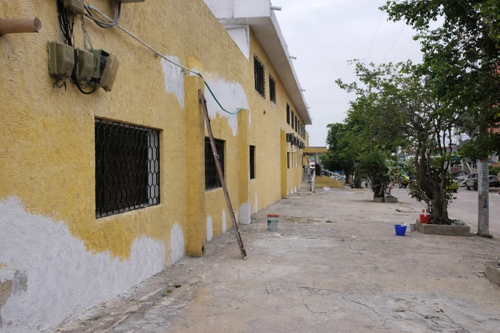 Diagnóstico: zonas de humedad y desgaste en muros exteriores de fachada en Barranquilla