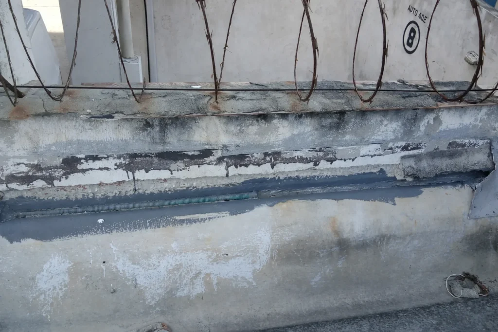 Caso de éxito: Reparación de filtraciones en techos — Seguridad Atlas en Barranquilla (oficina/local) 5 Diagnóstico: amarres oxidados, tejas deterioradas y puntos críticos de filtración en cubierta en Barranquilla